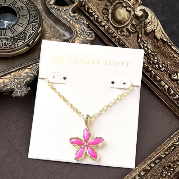 KENDRA SCOTT • Kyla Flower Gold Pendant Necklace in Raspberry Mother of Pearl - Picture 4 of 4